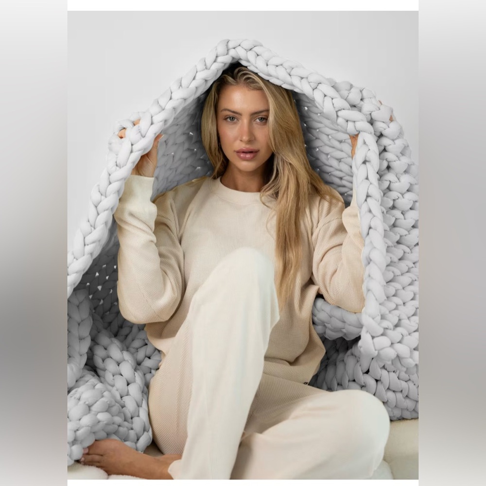 Comfrt Cuddle Cloud Weighted Blanket in Soft Gray - Picture 2 of 11